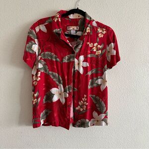 Red Hawaiian cropped button down 🐚🌸
